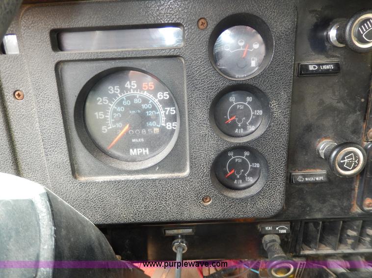 image for item D8150 1985 International 1754 dump truck