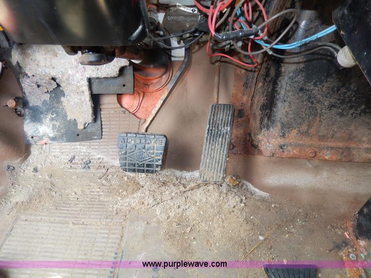 image for item D8150 1985 International 1754 dump truck