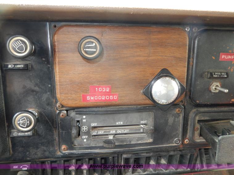 image for item D8150 1985 International 1754 dump truck