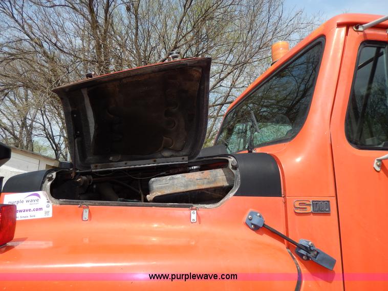 image for item D8150 1985 International 1754 dump truck