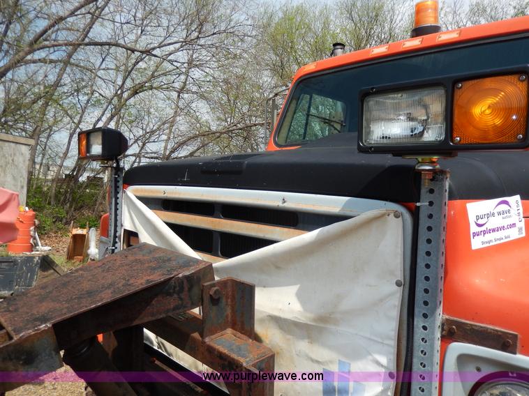 image for item D8150 1985 International 1754 dump truck