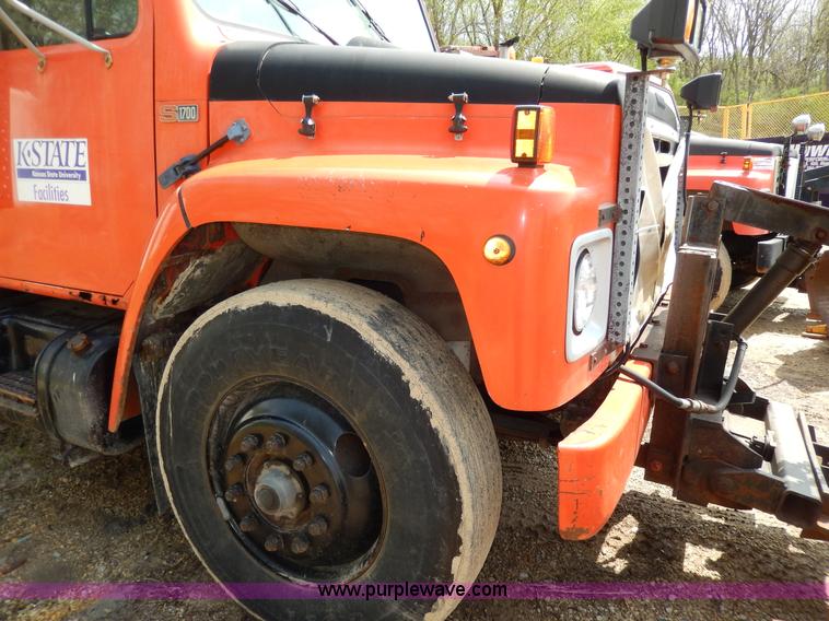 image for item D8150 1985 International 1754 dump truck