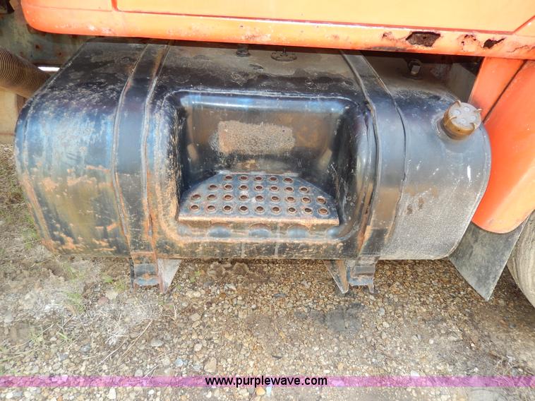 image for item D8150 1985 International 1754 dump truck