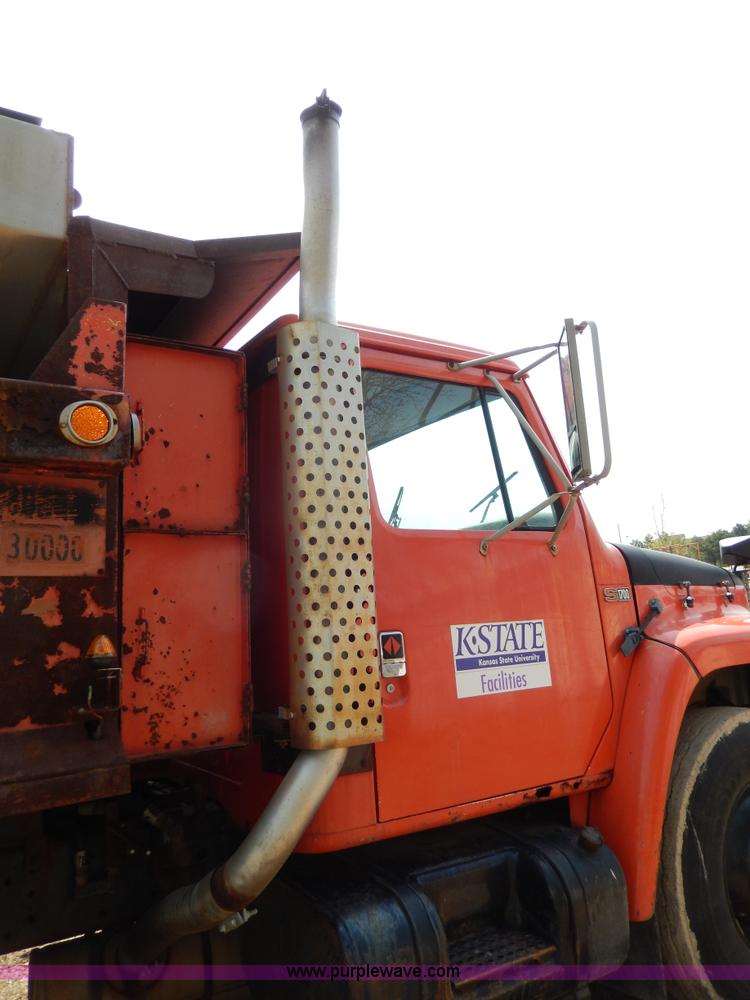 image for item D8150 1985 International 1754 dump truck