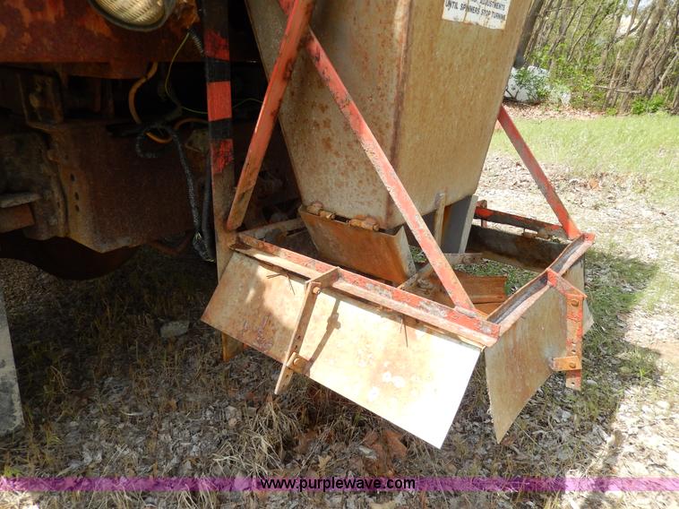 image for item D8150 1985 International 1754 dump truck