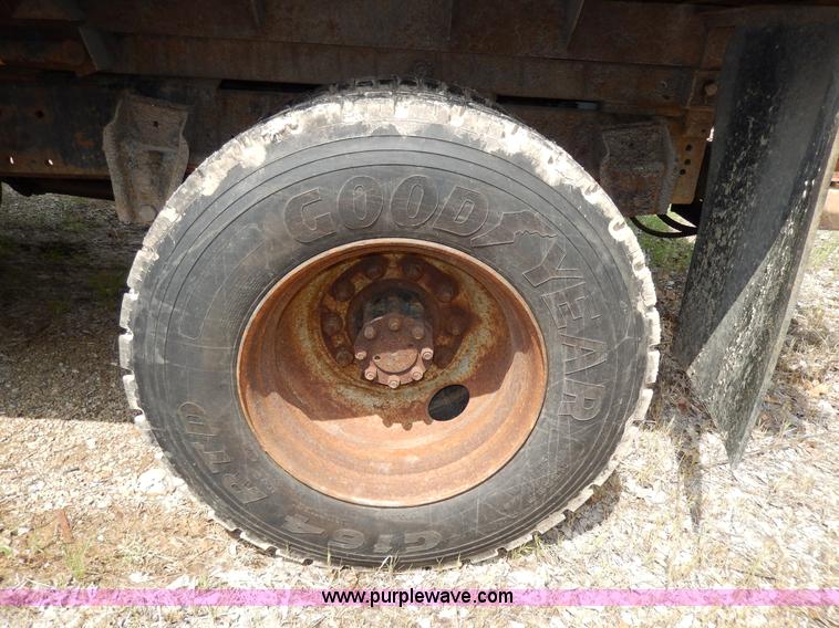 image for item D8150 1985 International 1754 dump truck