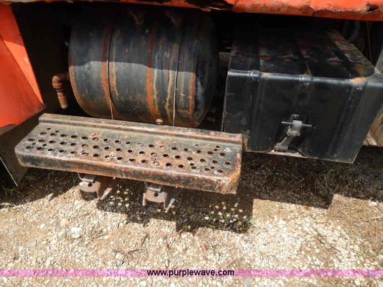 image for item D8150 1985 International 1754 dump truck