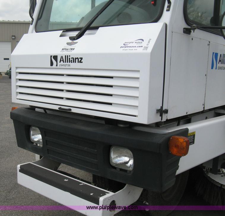 image for item E3472 2006 Allianz MX450 street sweeper