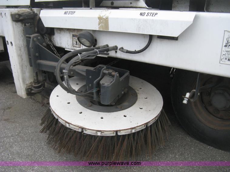 image for item E3472 2006 Allianz MX450 street sweeper