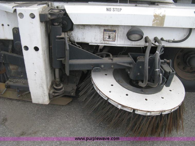 image for item E3472 2006 Allianz MX450 street sweeper