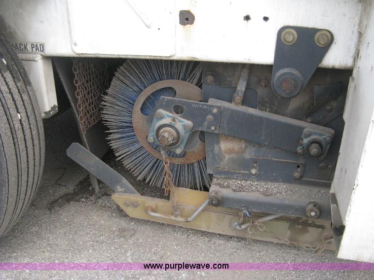 image for item E3472 2006 Allianz MX450 street sweeper