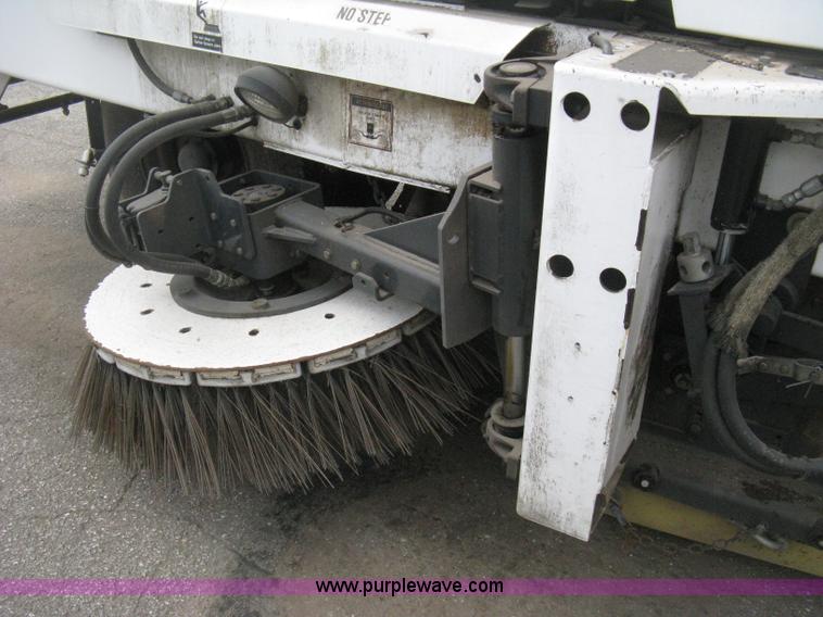 image for item E3472 2006 Allianz MX450 street sweeper