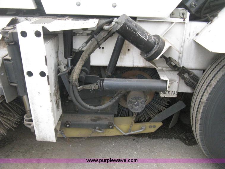 image for item E3472 2006 Allianz MX450 street sweeper