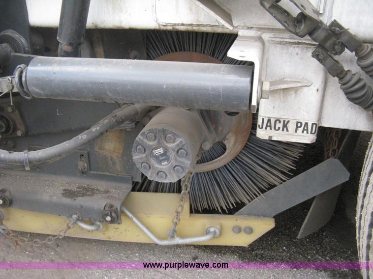 image for item E3472 2006 Allianz MX450 street sweeper