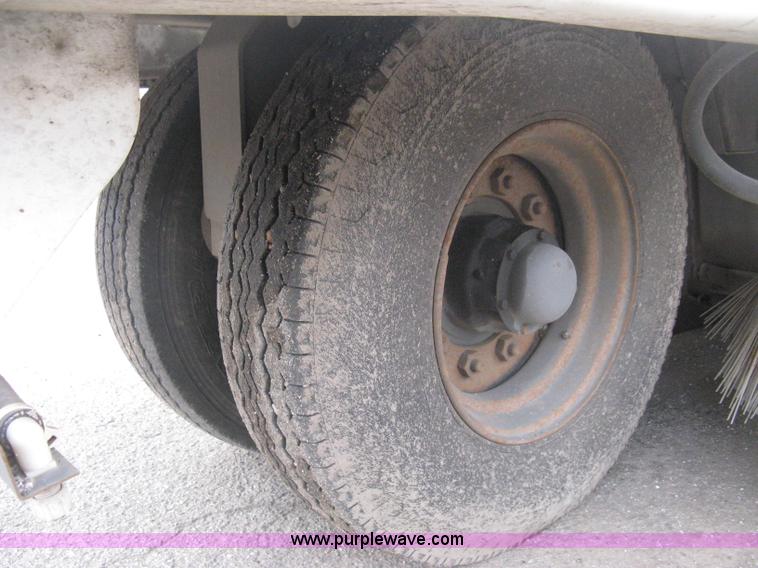 image for item E3472 2006 Allianz MX450 street sweeper