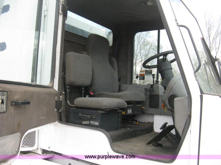 image for item E3472 2006 Allianz MX450 street sweeper