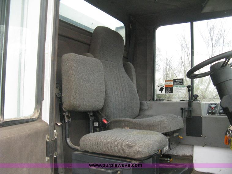 image for item E3472 2006 Allianz MX450 street sweeper