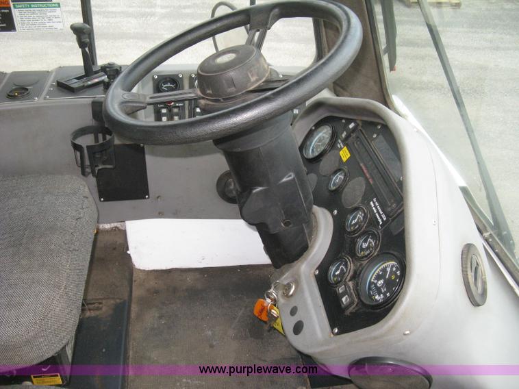 image for item E3472 2006 Allianz MX450 street sweeper