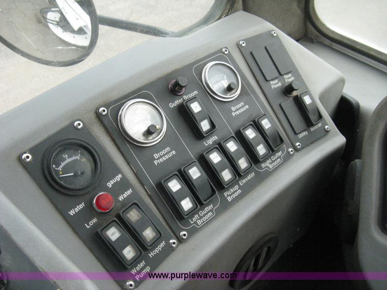 image for item E3472 2006 Allianz MX450 street sweeper