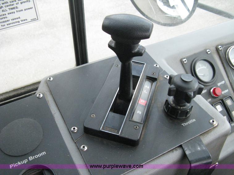 image for item E3472 2006 Allianz MX450 street sweeper