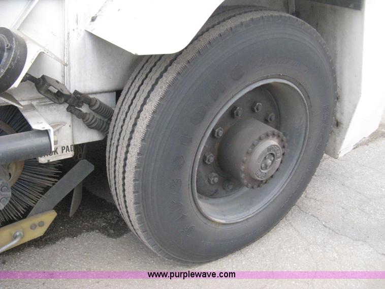 image for item E3472 2006 Allianz MX450 street sweeper