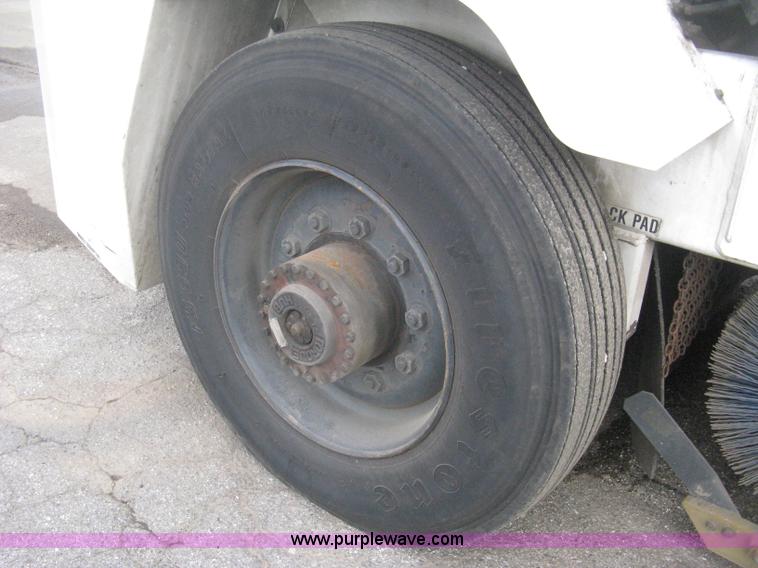 image for item E3472 2006 Allianz MX450 street sweeper