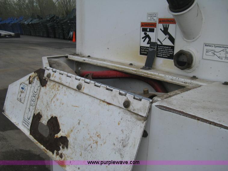 image for item E3472 2006 Allianz MX450 street sweeper