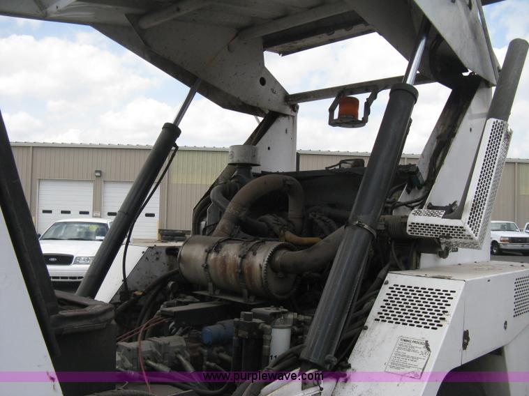 image for item E3472 2006 Allianz MX450 street sweeper