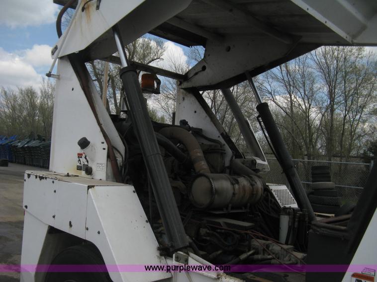 image for item E3472 2006 Allianz MX450 street sweeper