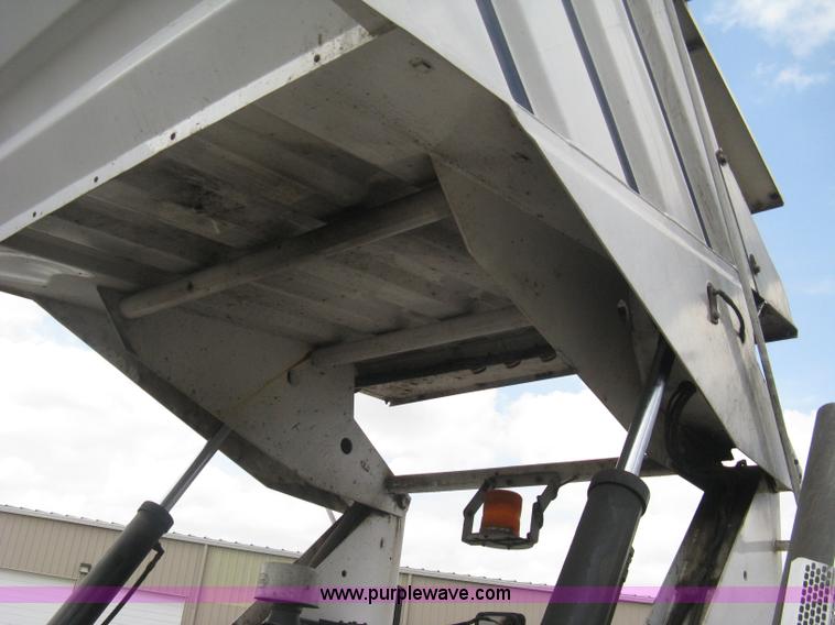 image for item E3472 2006 Allianz MX450 street sweeper