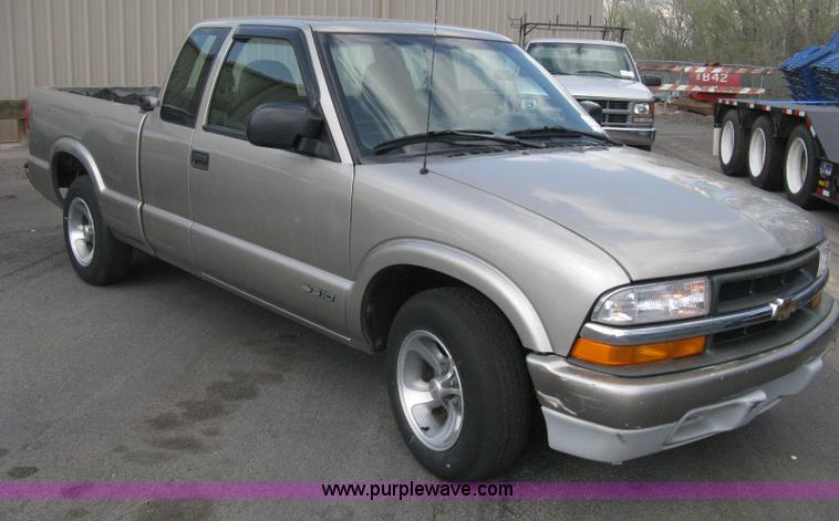 image for item E3473 1999 Chevrolet S10 Extended Cab pickup truck