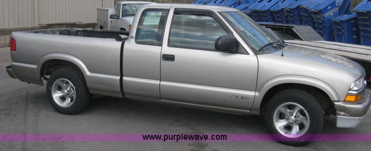 image for item E3473 1999 Chevrolet S10 Extended Cab pickup truck