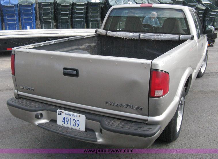 image for item E3473 1999 Chevrolet S10 Extended Cab pickup truck