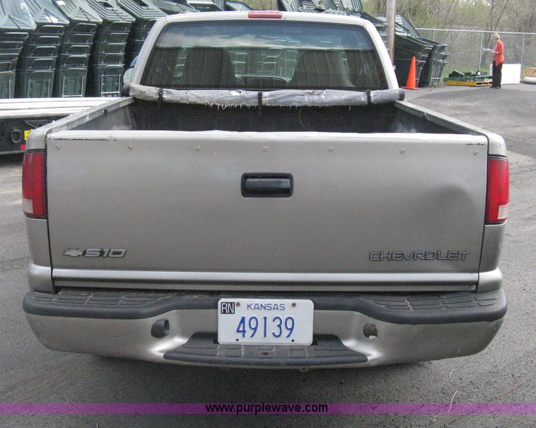 image for item E3473 1999 Chevrolet S10 Extended Cab pickup truck