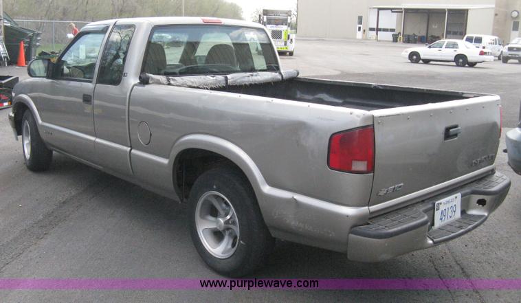 image for item E3473 1999 Chevrolet S10 Extended Cab pickup truck