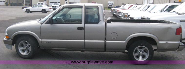 image for item E3473 1999 Chevrolet S10 Extended Cab pickup truck