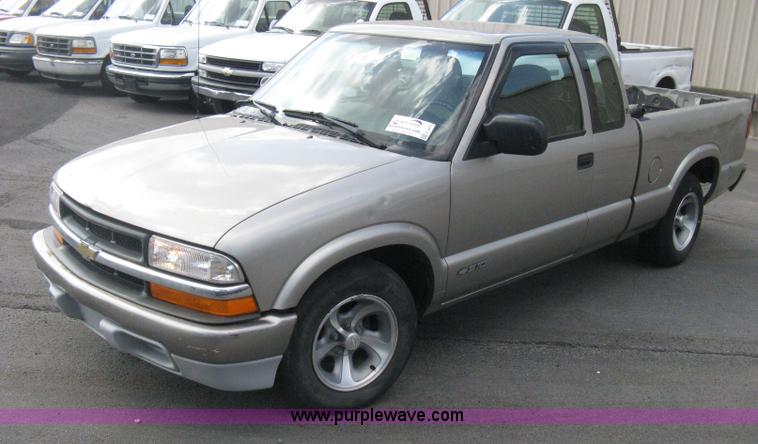 image for item E3473 1999 Chevrolet S10 Extended Cab pickup truck