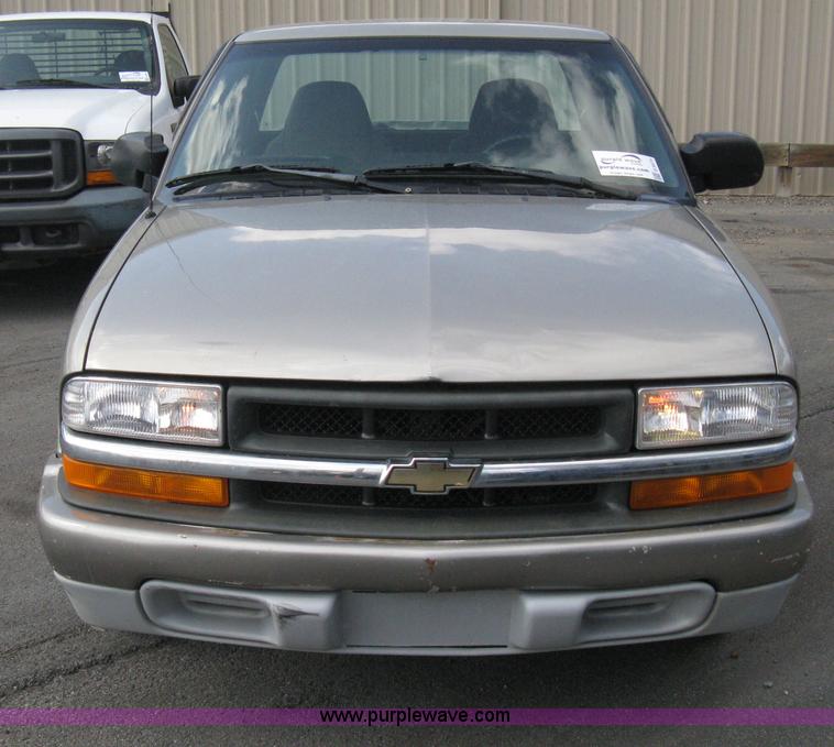 image for item E3473 1999 Chevrolet S10 Extended Cab pickup truck