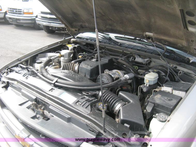 image for item E3473 1999 Chevrolet S10 Extended Cab pickup truck