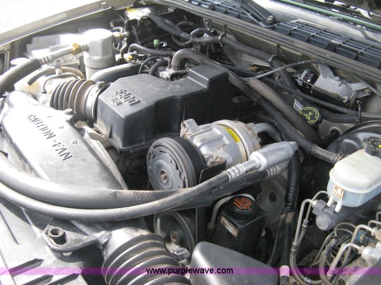 image for item E3473 1999 Chevrolet S10 Extended Cab pickup truck