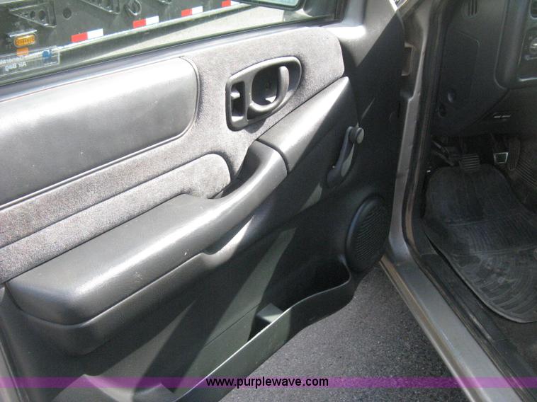 image for item E3473 1999 Chevrolet S10 Extended Cab pickup truck