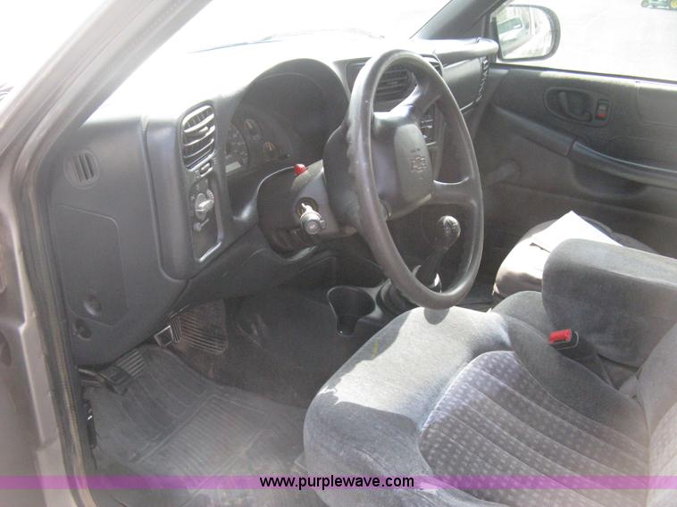 image for item E3473 1999 Chevrolet S10 Extended Cab pickup truck