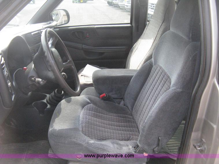 image for item E3473 1999 Chevrolet S10 Extended Cab pickup truck