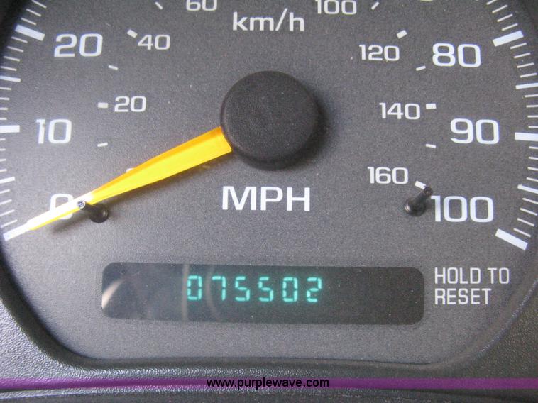 image for item E3473 1999 Chevrolet S10 Extended Cab pickup truck