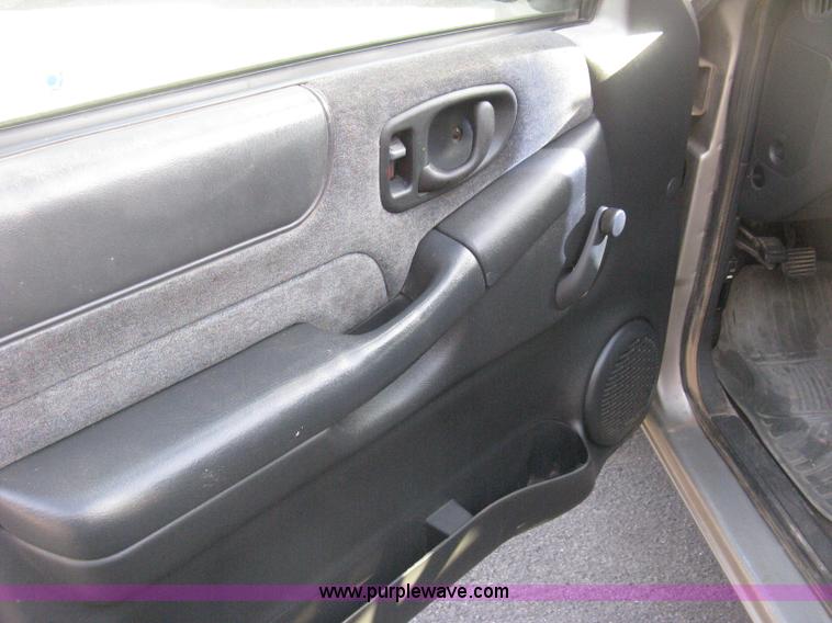 image for item E3473 1999 Chevrolet S10 Extended Cab pickup truck