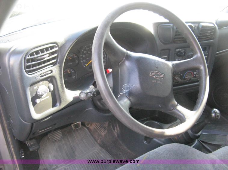 image for item E3473 1999 Chevrolet S10 Extended Cab pickup truck