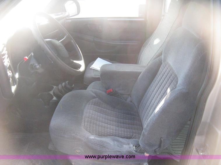 image for item E3473 1999 Chevrolet S10 Extended Cab pickup truck