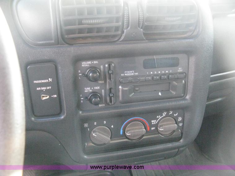 image for item E3473 1999 Chevrolet S10 Extended Cab pickup truck