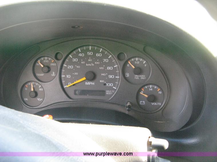 image for item E3473 1999 Chevrolet S10 Extended Cab pickup truck