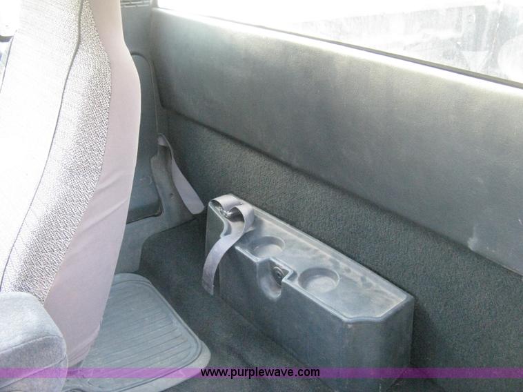 image for item E3473 1999 Chevrolet S10 Extended Cab pickup truck